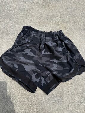 Athleta Camo Racer Run 4" Shorts Size S